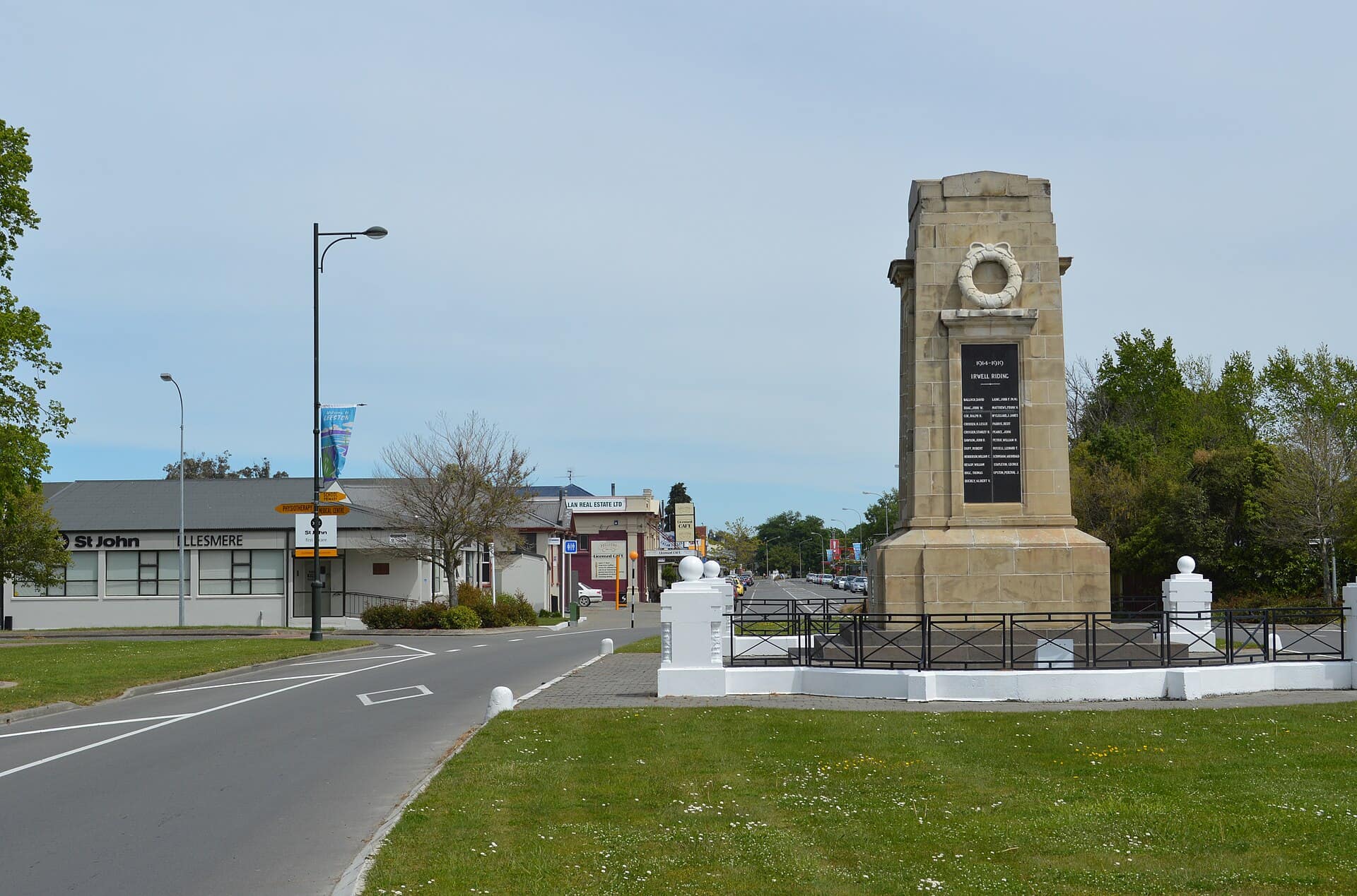 Leeston, New Zealand: High St, the main street of Leeston, New Zealand, with the war memorial in the foreground