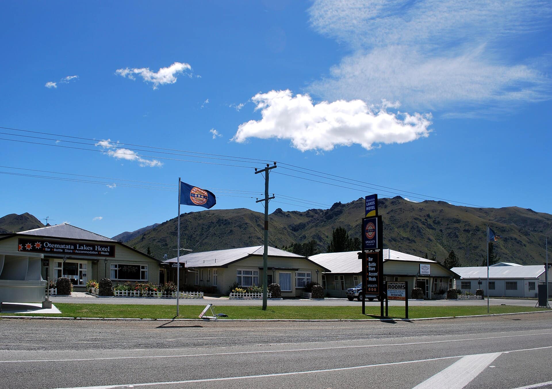 Otematata, New Zealand: New Zealand State Highway 83 passing through Otematata, New Zealand