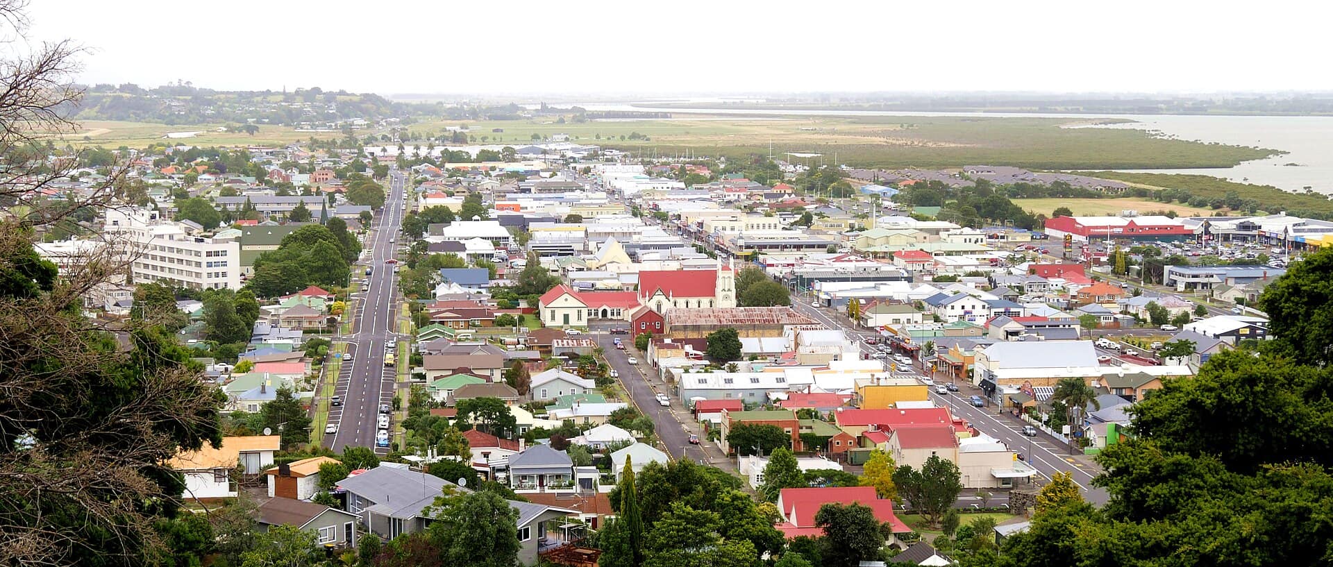 Thames, New Zealand: Thames, Thames-Coromandel District, Waikato Region, North Island, New Zealand, (view from end of Monument Road to the south). The photo shows Mackay Street on the left, Pollen Street as main street f